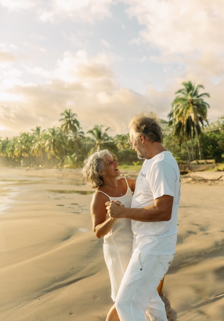 Mireille Verhoef, auteur NLP luisterboek. danst met Pieter op strand